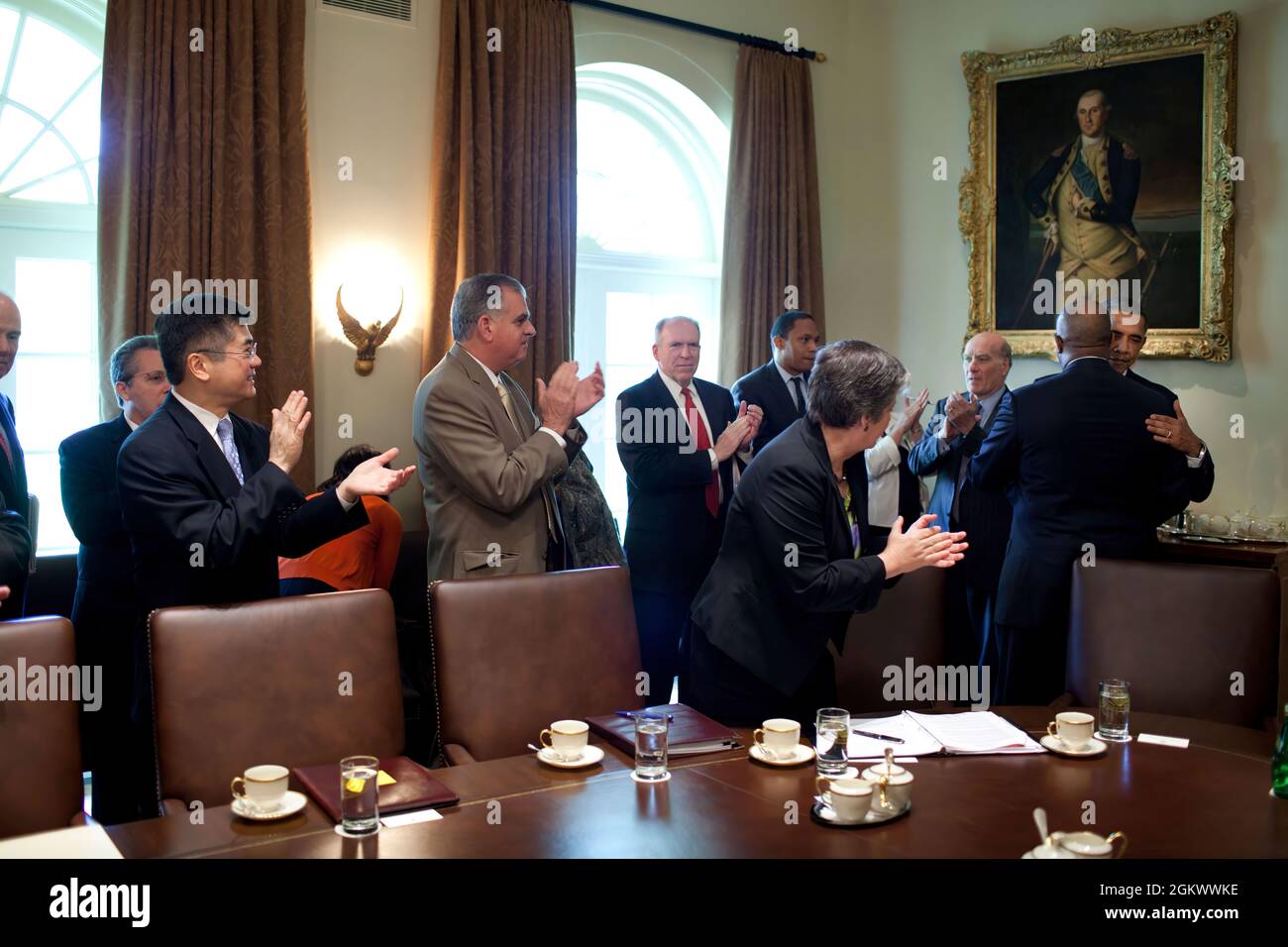 Le président Barack Obama est applaudi alors qu'il salue le représentant américain au commerce Ron Kirk à son arrivée pour une réunion du Cabinet dans la salle du Cabinet de la Maison Blanche, le 3 mai 2011. Le Président a été félicité pour le succès de la mission contre Oussama ben Laden. (Photo officielle de la Maison Blanche par Pete Souza) cette photo officielle de la Maison Blanche est disponible uniquement pour publication par les organismes de presse et/ou pour impression personnelle par le(s) sujet(s) de la photo. La photographie ne peut être manipulée d'aucune manière et ne peut pas être utilisée dans des documents commerciaux ou politiques, des publicités, Banque D'Images