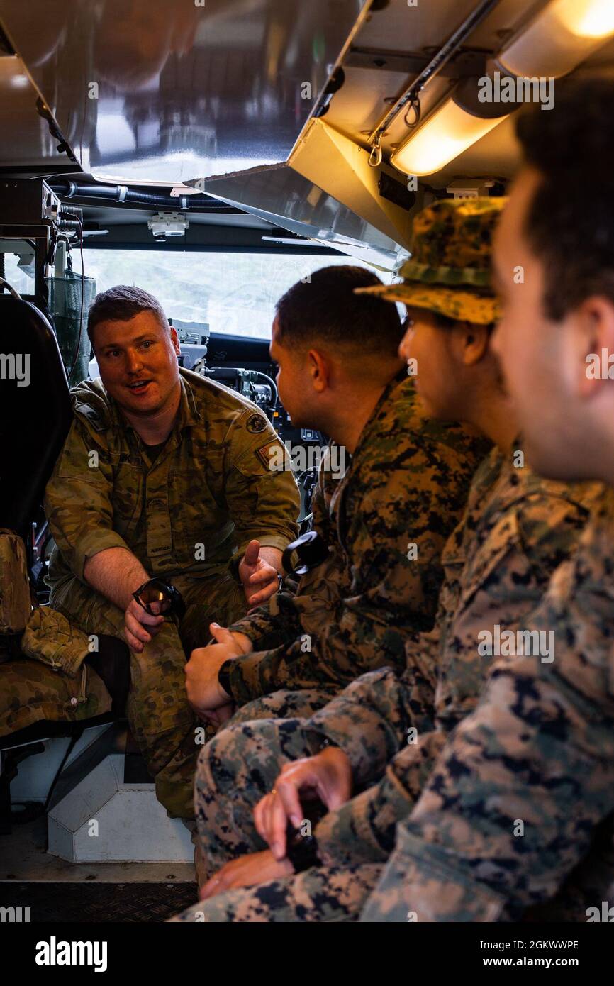 Soldats de la marine américaine avec batterie de golf, Bataillon Landing Team 3/5, 31e corps expéditionnaire maritime et bataillon 3d, 12ème Marines, apprenez-en plus sur l'ambulance de véhicule militaire protégé australien pendant Talisman Sabre 2021 au Camp Growl, zone d'entraînement de Shoalwater Bay, Queensland, Australie, 13 juillet 2021. Il s'agit de la neuvième itération de Talisman Sabre, un exercice militaire bilatéral à grande échelle entre l'Australie et les États-Unis impliquant plus de 17,000 participants de sept pays. L'exercice multidomaine d'un mois consiste en une série d'événements d'entraînement qui renforcent la force américaine/austro Banque D'Images