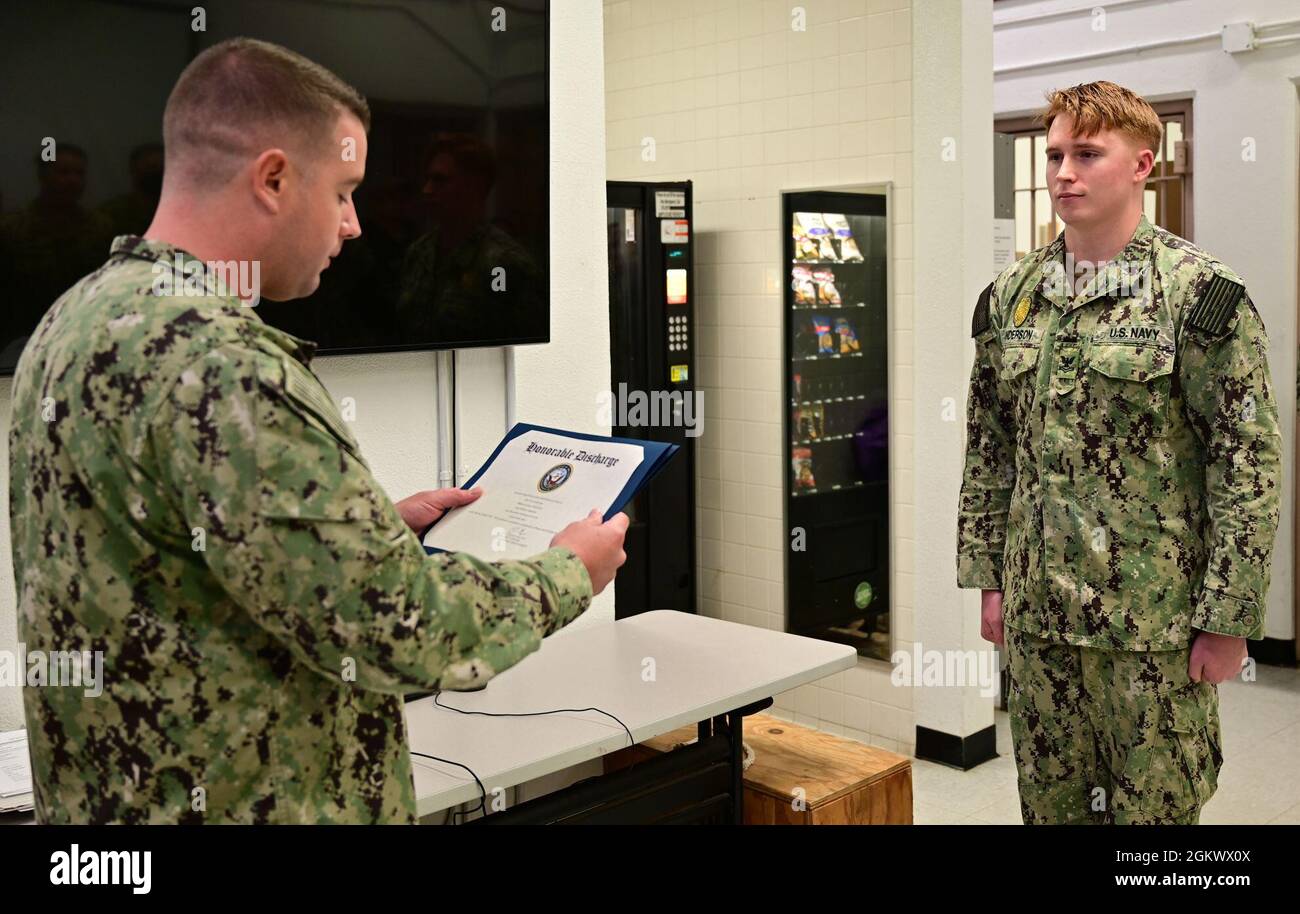 DIEGO GARCIA, territoire britannique de l'océan Indien (13 juillet 2021) – Maître en armes 2e classe Sean M. Anderson, affecté au département de sécurité à bord du centre de soutien de la marine américaine Diego Garcia, est honorablement libéré par Ensign Ryan E. Gager, l'officier de sécurité de NSF Diego Garcia, lors d'une cérémonie de réenrôlement le 13 juillet 2021. NSF Diego Garcia fournit un soutien logistique, de service, récréatif et administratif aux forces américaines et alliées déployées vers l'océan Indien et le golfe Arabique. Banque D'Images