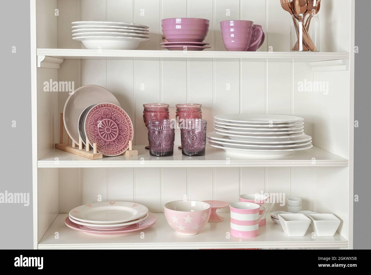 Rangement cuisine avec vaisselle couleur sur fond de mur Photo Stock - Alamy