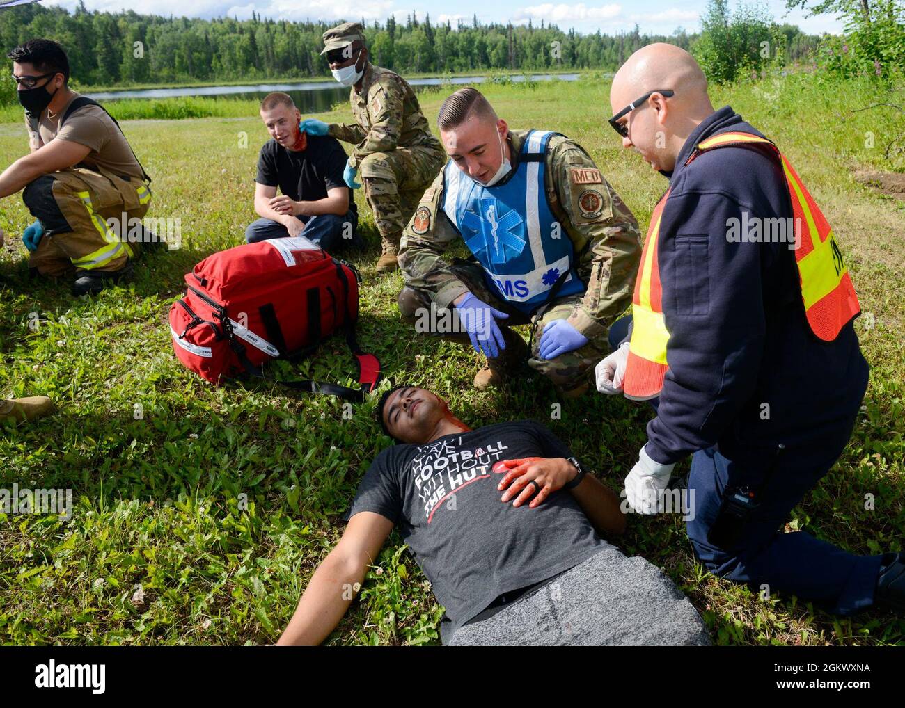 Les premiers intervenants de la U.S. Air Force affectés au 673d Medical Group répondent à une victime simulée de coups de feu lors d'un exercice de tir actif à la base conjointe Elmendorf-Richardson, Alaska, le 13 juillet 2021. L’exercice a été conçu pour simuler des événements réalistes afin d’évaluer l’état de préparation et d’améliorer la formation des premiers intervenants du BJER. Banque D'Images