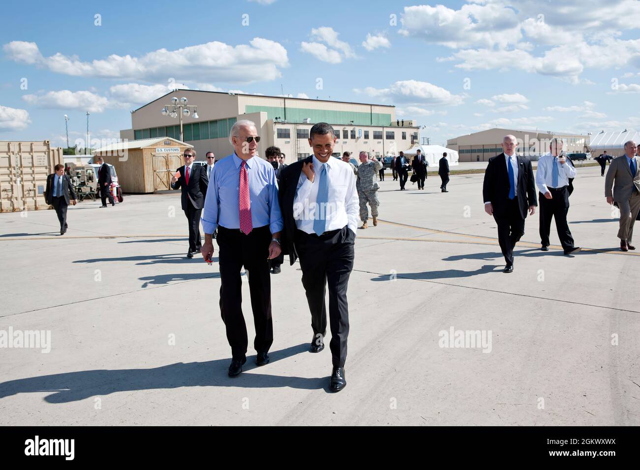 Le président Barack Obama traverse le tarmac avec le vice-président Joe Biden avant le départ de fort Campbell, Ky., le 6 mai 2011. (Photo officielle de la Maison Blanche par Pete Souza) cette photo officielle de la Maison Blanche est disponible uniquement pour publication par les organismes de presse et/ou pour impression personnelle par le(s) sujet(s) de la photo. La photographie ne peut être manipulée d'aucune manière et ne peut pas être utilisée dans des documents commerciaux ou politiques, des publicités, des courriels, des produits, des promotions qui, de quelque manière que ce soit, suggèrent l'approbation ou l'approbation du Président, de la première famille ou du Whit Banque D'Images