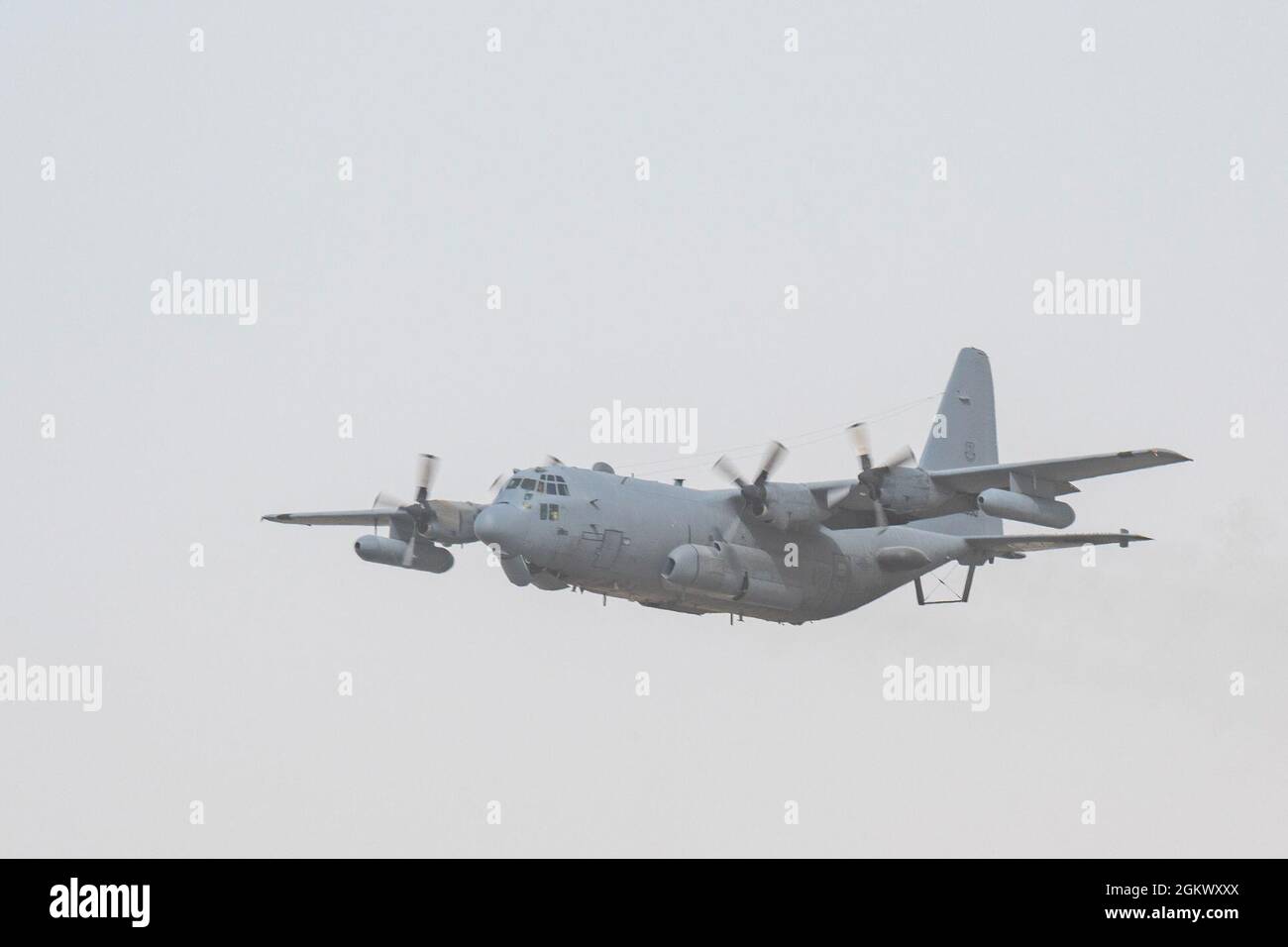 Un avion Compass Call EC-130H de la Force aérienne des États-Unis, affecté au 41e Escadron de combat électronique expéditionnaire, prend son envol à l'appui d'un important exercice d'emploi de la force à la base aérienne Al Dhafra, aux Émirats arabes Unis, le 13 juillet 2021. Les exercices LFE offrent à l'ADAB et à d'autres forces du CENTCOM et de la coalition une occasion unique de s'entraîner avec des partenaires internationaux à des tactiques avancées avec un large éventail de missions. Banque D'Images