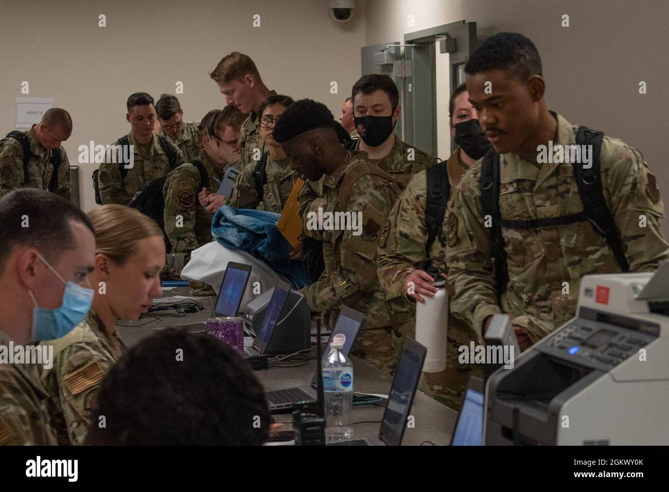 Les aviateurs de la U.S. Air Force sont traités par l'équipe de déploiement du personnel, le 13 juillet 2021, à la base aérienne de Mountain Home, Idaho. À la toute fin de la ligne PDF est le groupe de manifestation, ils assurent la responsabilité de l'Airman sortant et relaient l'information au commandant de la troupe et de l'avion. Banque D'Images