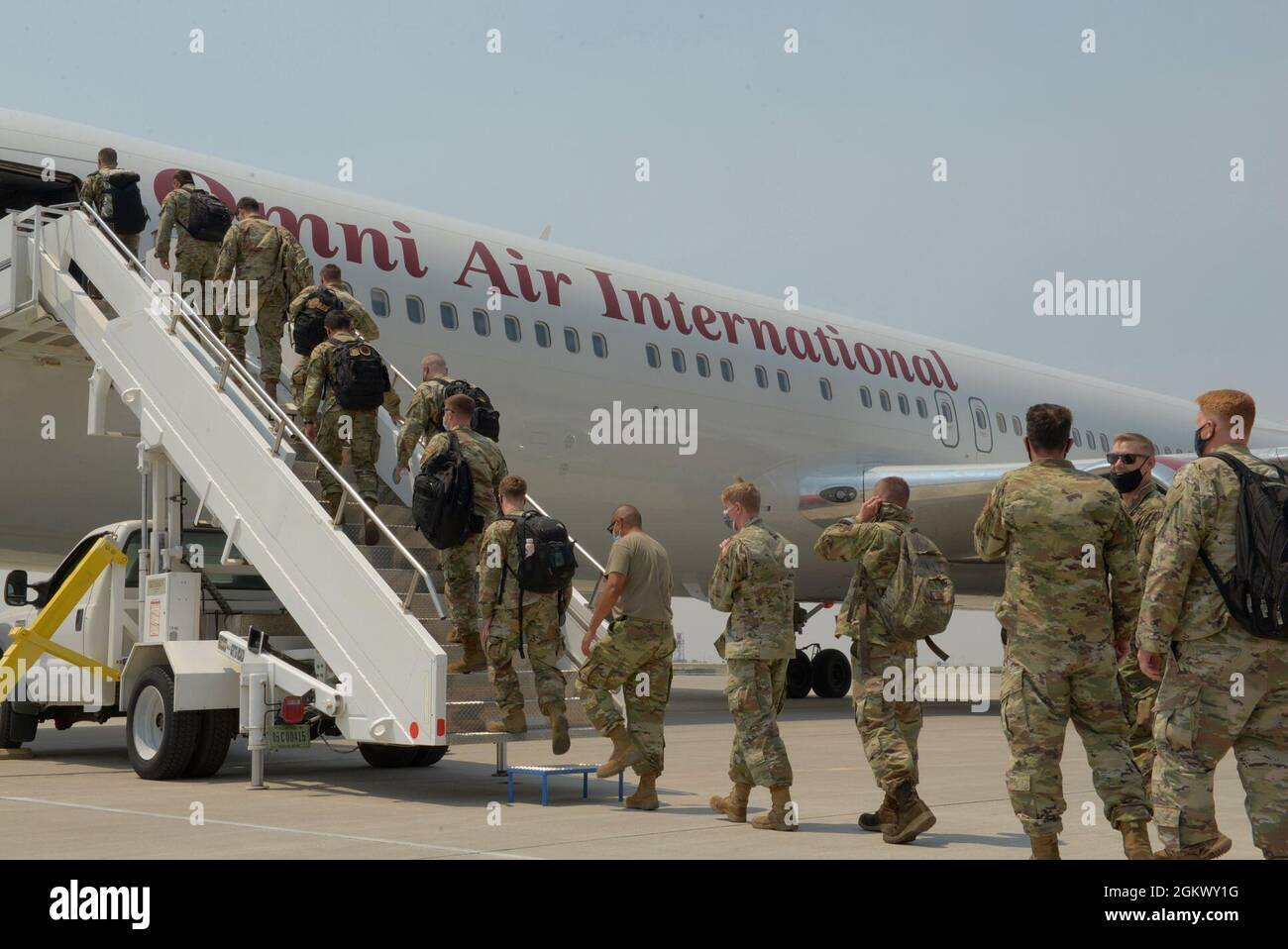 Des aviateurs de la US Air Force embarquent à bord de l'avion, le 13 juillet 2021, à la base aérienne de Mountain Home, Idaho. La ligne de fonction déploiement du personnel est la dernière vérification du déploiement des avions. Lorsqu'ils sont entièrement traités et informés, ils commencent leur déploiement. Banque D'Images