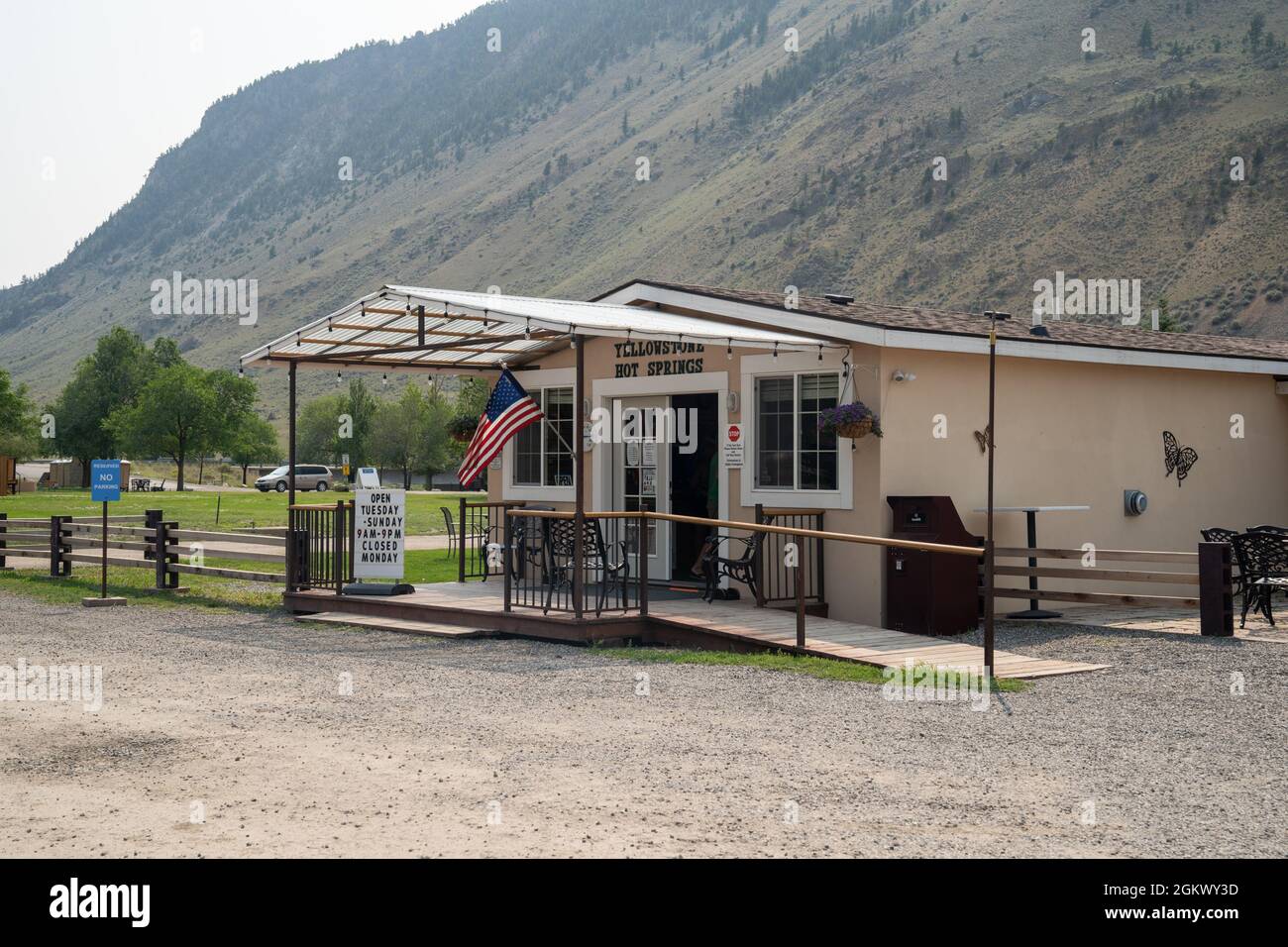 Corwin Springs, Montana - 24 août 2021 : extérieur de l'édifice Yellowstone Hot Springs, une zone de baignade développée avec piscines chauffées naturellement et Banque D'Images