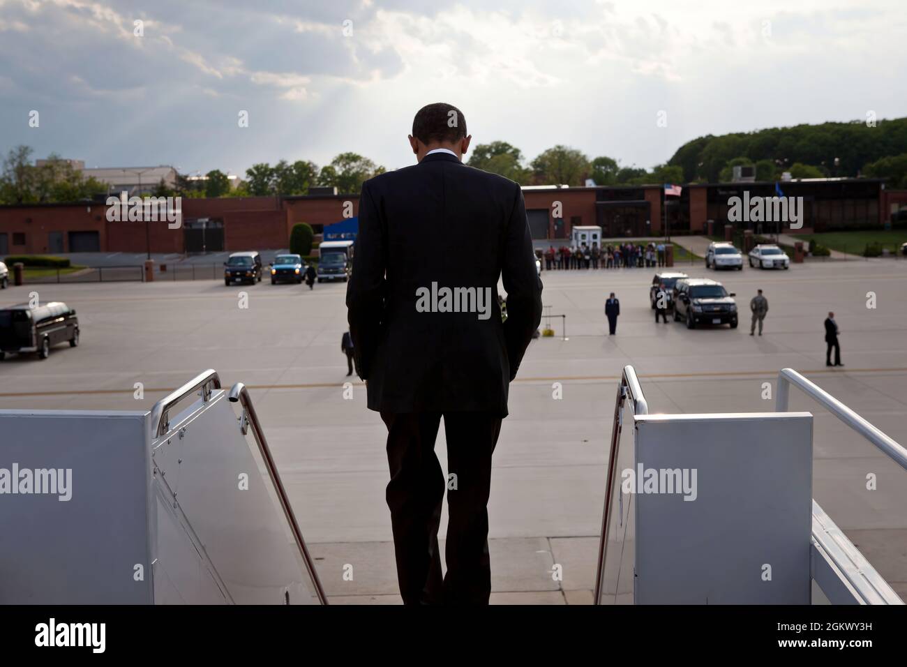 Le président Barack Obama débarque la Force aérienne One à la base conjointe Andrews, Maryland, à la suite de son voyage à fort Campbell, Ky., le 6 mai 2011. (Photo officielle de la Maison Blanche par Pete Souza) cette photo officielle de la Maison Blanche est disponible uniquement pour publication par les organismes de presse et/ou pour impression personnelle par le(s) sujet(s) de la photo. La photographie ne peut être manipulée d'aucune manière et ne peut pas être utilisée dans des documents commerciaux ou politiques, des publicités, des courriels, des produits, des promotions qui, de quelque manière que ce soit, suggèrent l'approbation ou l'approbation du Président, de la première famille ou de l'ICM Banque D'Images