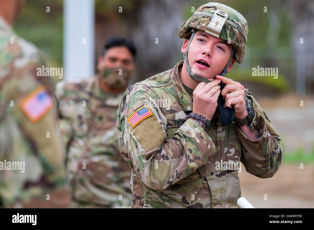 Sgt. Dillon Riggs, spécialiste en chimie, en radiologie et en nucléaire (CBRN) au 311e Commandement du soutien expéditionnaire, fixe son casque avant de se rendre sur le champ de tir pour effectuer la formalisation des armes lors de l’entraînement annuel du 311e Commandement du soutien expéditionnaire, juillet 13, à Port Hue, en Californie. Banque D'Images
