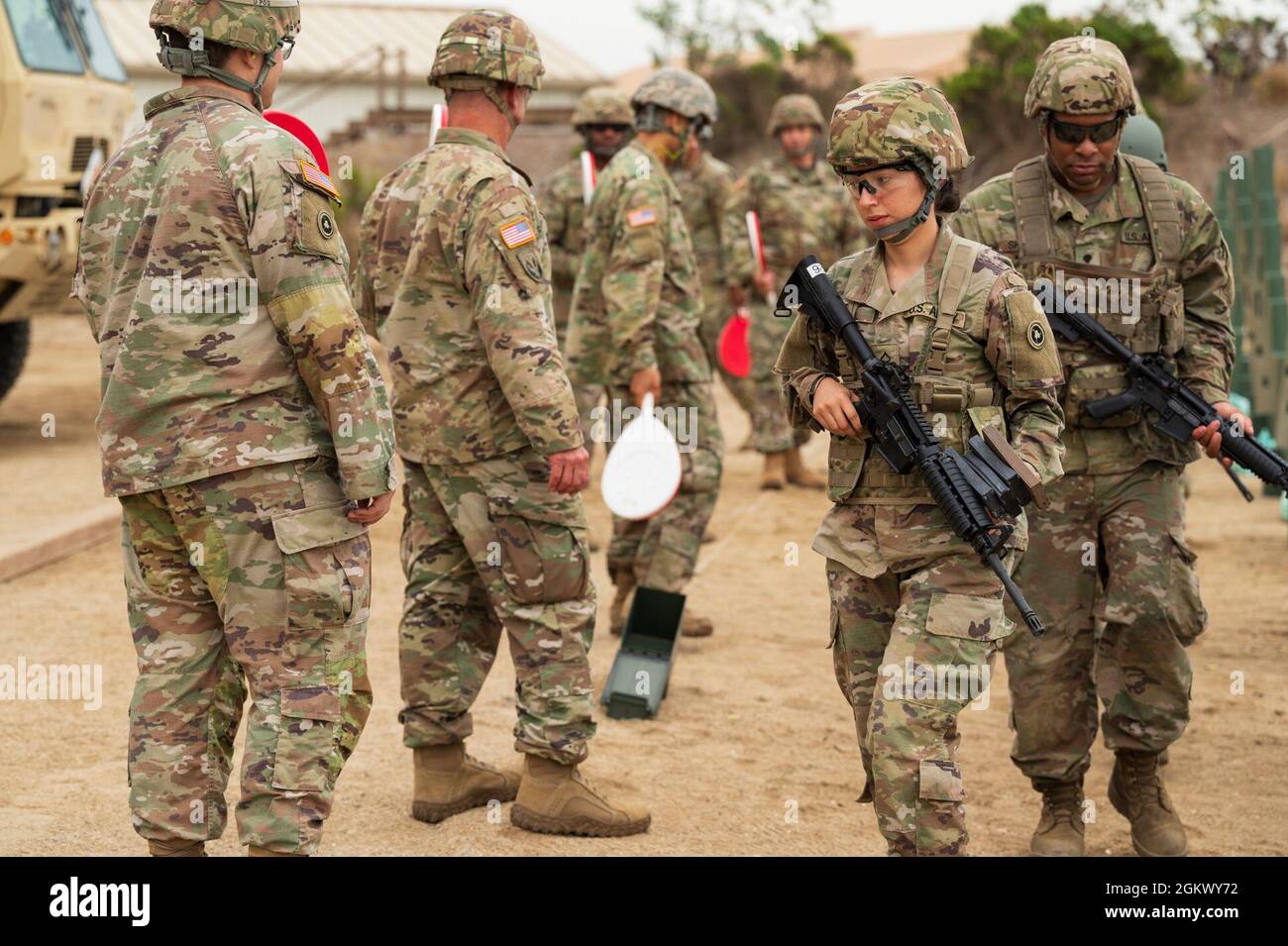 PFC. Mirtha Vidalmartinez, spécialiste des ressources humaines du 311e Commandement du soutien expéditionnaire, existe la plage de tir après avoir effectué une formation d'arme pendant leur entraînement annuel à Port Hueneme, en Californie. Banque D'Images