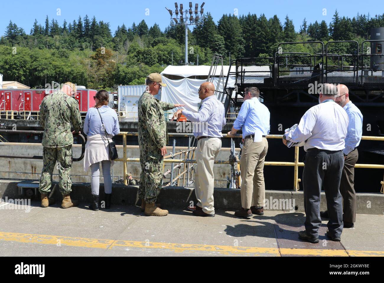 SILVERDALE, Washington (le 13 juillet 2021) – le sous-secrétaire adjoint de la Défense à l’état de préparation du matériel, le Dr Vic S. Ramdass (au centre), Et le commandant du Trident Refit Facility, Bangor (TRFB), le capitaine Bob Figgs, discutent de l'entretien des sous-marins de missiles balistiques au quai sec où l'USS Kentucky (SSBN 737) est actuellement en cours de remise en état. La mission centrale de TRFB consiste à réparer, à réviser progressivement et à moderniser la force sous-marine de missiles balistiques de la flotte du Pacifique. Banque D'Images