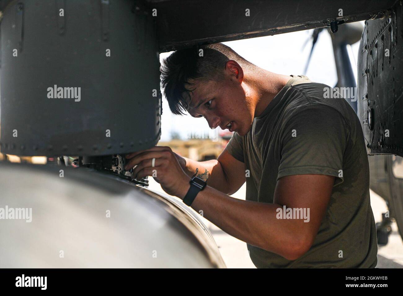 SPC de l'armée américaine. Larry Macias, du 1er Bataillon, 52e Aviation Regiment, fort Wainwright, Alaska, inspecte un HH-60L Blackhawk pour un vol à la base navale américaine, Guam, pendant l'exercice Forager 21, le 14 juillet 2021. Forager 21 est un exercice de l'armée de terre du Pacifique des États-Unis conçu pour présenter l'état de préparation de la mission et utiliser des capacités multidomaines dans un environnement conjoint au Pacific Theatre. Banque D'Images