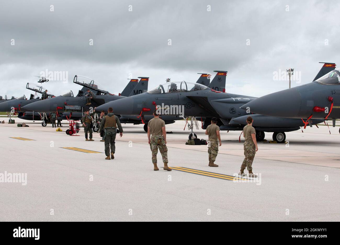 Les aigles de grève F-15E de la Force aérienne des États-Unis affectés au 389e Escadron de chasse de la base aérienne de Mountain Home, Idaho, arrivent en appui au Pacific Iron 2021 à la base aérienne d'Andersen, Guam, le 14 juillet 2021. Environ 800 aviateurs et 35 avions participent à l’opération d’emploi dynamique de la Force aérienne du Pacifique à Guam et à Tinian pour projeter des forces dans la zone de responsabilité du Commandement Indo-Pacifique des États-Unis à l’appui de la Stratégie de défense nationale de 2018, appelant l’armée à être plus meurtrière, force adaptative et résiliente. Banque D'Images