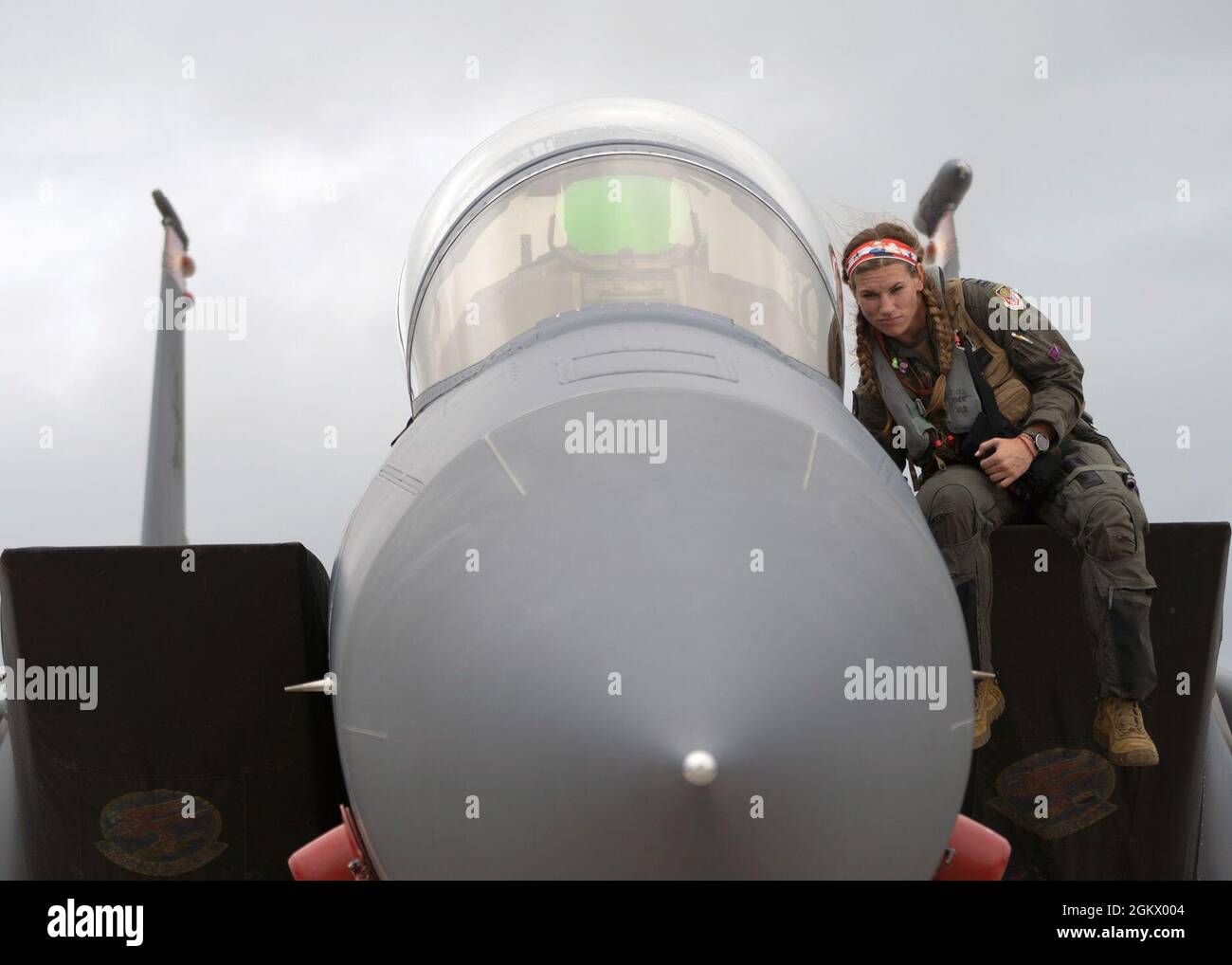 Les aviateurs de la Force aérienne des États-Unis affectés au 389e Escadron d'appui, à la base aérienne de Mountain Home, dans l'Idaho, effectuent une inspection après vol d'un aigle F-15E Strike après leur arrivée à la base aérienne d'Andersen, à Guam, le 14 juillet 2021, pour soutenir Pacific Iron 2021. Environ 800 aviateurs et 35 avions participent à l’opération d’emploi dynamique de la Force aérienne du Pacifique à Guam et à Tinian pour projeter des forces dans la zone de responsabilité du Commandement Indo-Pacifique des États-Unis à l’appui de la Stratégie de défense nationale de 2018, appelant l’armée à être plus meurtrière, force adaptative et résiliente. Banque D'Images