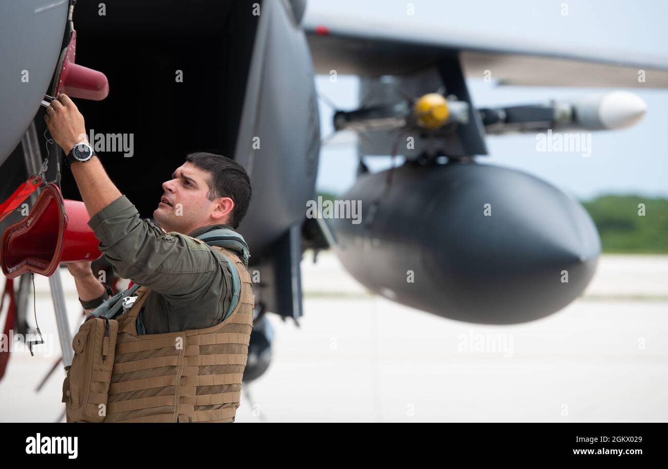 Le Maj. Joe Dicocco de la US Air Force, du 389e Escadron de chasseurs, à la base aérienne de Mountain Home, en Idaho, vérifie un aigle de grève F-15E après son arrivée en soutien de Pacific Iron 2021 à la base aérienne d'Andersen, à Guam, le 14 juillet 2021. Environ 800 aviateurs et 35 avions participent à l’opération d’emploi dynamique de la Force aérienne du Pacifique à Guam et à Tinian pour projeter des forces dans la zone de responsabilité du Commandement Indo-Pacifique des États-Unis à l’appui de la Stratégie de défense nationale de 2018, appelant l’armée à être plus meurtrière, force adaptative et résiliente. Banque D'Images
