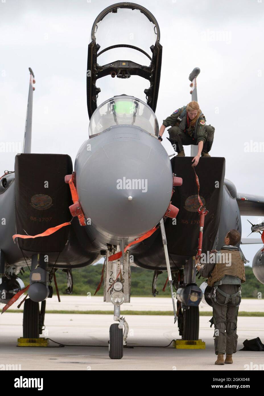 Les aviateurs de la Force aérienne des États-Unis affectés au 389e Escadron d'appui, à la base aérienne de Mountain Home, dans l'Idaho, effectuent une inspection après vol d'un aigle F-15E Strike après leur arrivée à la base aérienne d'Andersen, à Guam, le 14 juillet 2021, pour soutenir Pacific Iron 2021. Environ 800 aviateurs et 35 avions participent à l’opération d’emploi dynamique de la Force aérienne du Pacifique à Guam et à Tinian pour projeter des forces dans la zone de responsabilité du Commandement Indo-Pacifique des États-Unis à l’appui de la Stratégie de défense nationale de 2018, appelant l’armée à être plus meurtrière, force adaptative et résiliente. Banque D'Images