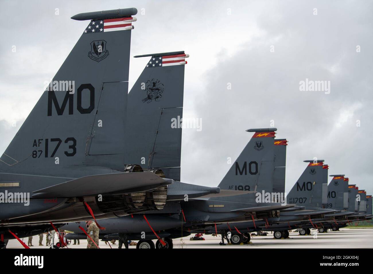 Les aigles de grève F-15E de la Force aérienne des États-Unis affectés au 389e Escadron de chasse de la base aérienne de Mountain Home, Idaho, arrivent en appui au Pacific Iron 2021 à la base aérienne d'Andersen, Guam, le 14 juillet 2021. Environ 800 aviateurs et 35 avions participent à l’opération d’emploi dynamique de la Force aérienne du Pacifique à Guam et à Tinian pour projeter des forces dans la zone de responsabilité du Commandement Indo-Pacifique des États-Unis à l’appui de la Stratégie de défense nationale de 2018, appelant l’armée à être plus meurtrière, force adaptative et résiliente. Banque D'Images