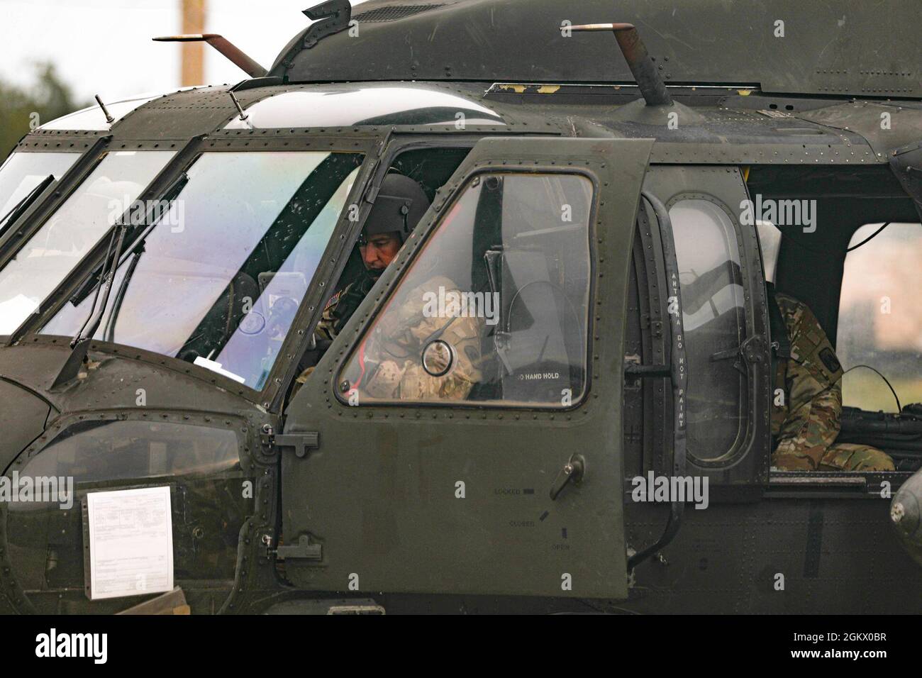 Des soldats de l'armée américaine du 1er Bataillon, 52e Aviation Regiment, fort Wainwright, Alaska, préparent un Black Hawk HH-60L pour un vol à la base navale américaine, Guam, pendant l'exercice Forager 21, le 14 juillet 2021. Forager 21 est un exercice de l'armée de terre du Pacifique des États-Unis conçu pour présenter l'état de préparation de la mission et utiliser des capacités multidomaines dans un environnement conjoint au Pacific Theatre. Banque D'Images