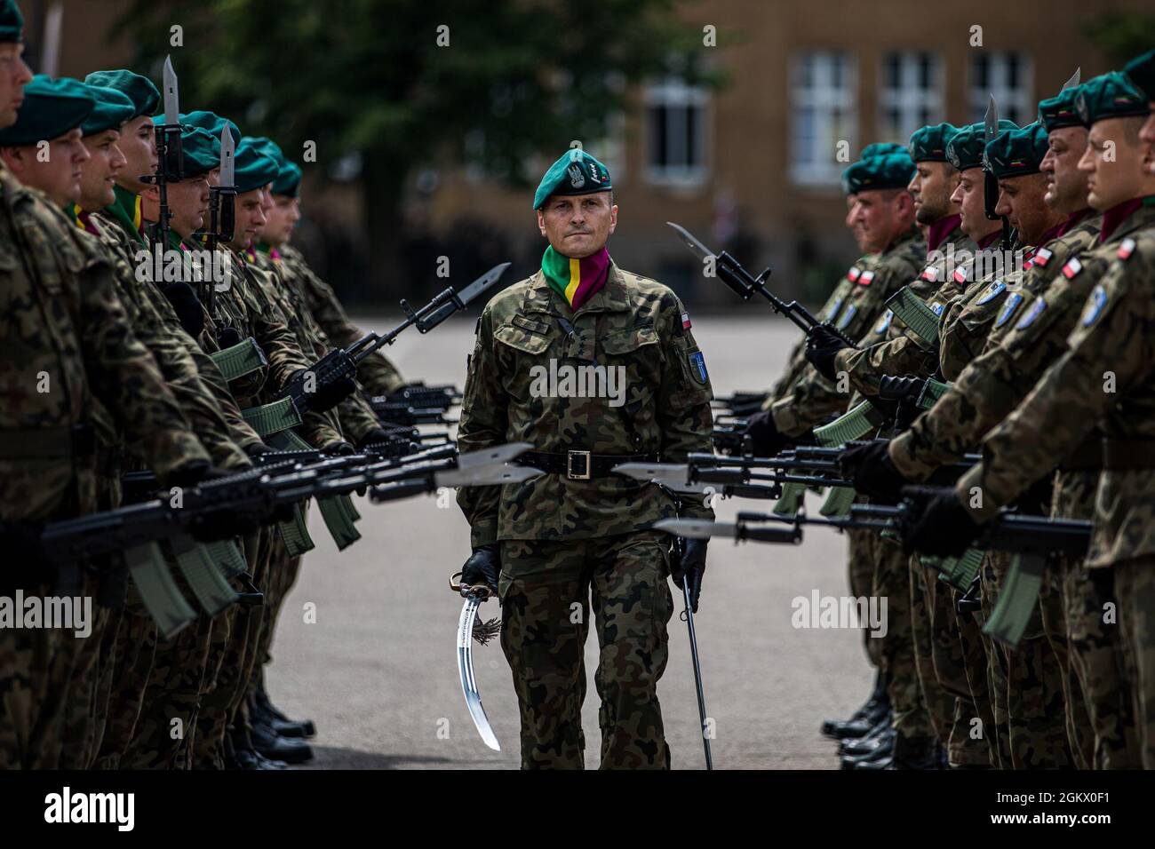 Des soldats des forces terrestres polonaises de la 15e Brigade mécanisée effectuent des exercices et des cérémonies à l'occasion du 27e anniversaire de l'unité à Gizycko, en Pologne, le 15 juillet 2021. En tant que l’une des unités sœurs du groupement tactique polonais au sein de la division multinationale nord-est, la 15e Brigade mécanisée permet la défense et la sécurité collectives. Banque D'Images