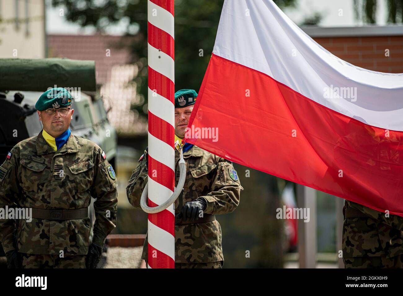 Les soldats des forces terrestres polonaises de la 15e Brigade mécanisée se préparent à lever le drapeau polonais lors de la cérémonie du 27e anniversaire de l'unité à Gizycko, en Pologne, le 15 juillet 2021. En tant que l’une des unités sœurs du groupement tactique polonais au sein de la division multinationale nord-est, la 15e Brigade mécanisée permet la défense et la sécurité collectives. Banque D'Images