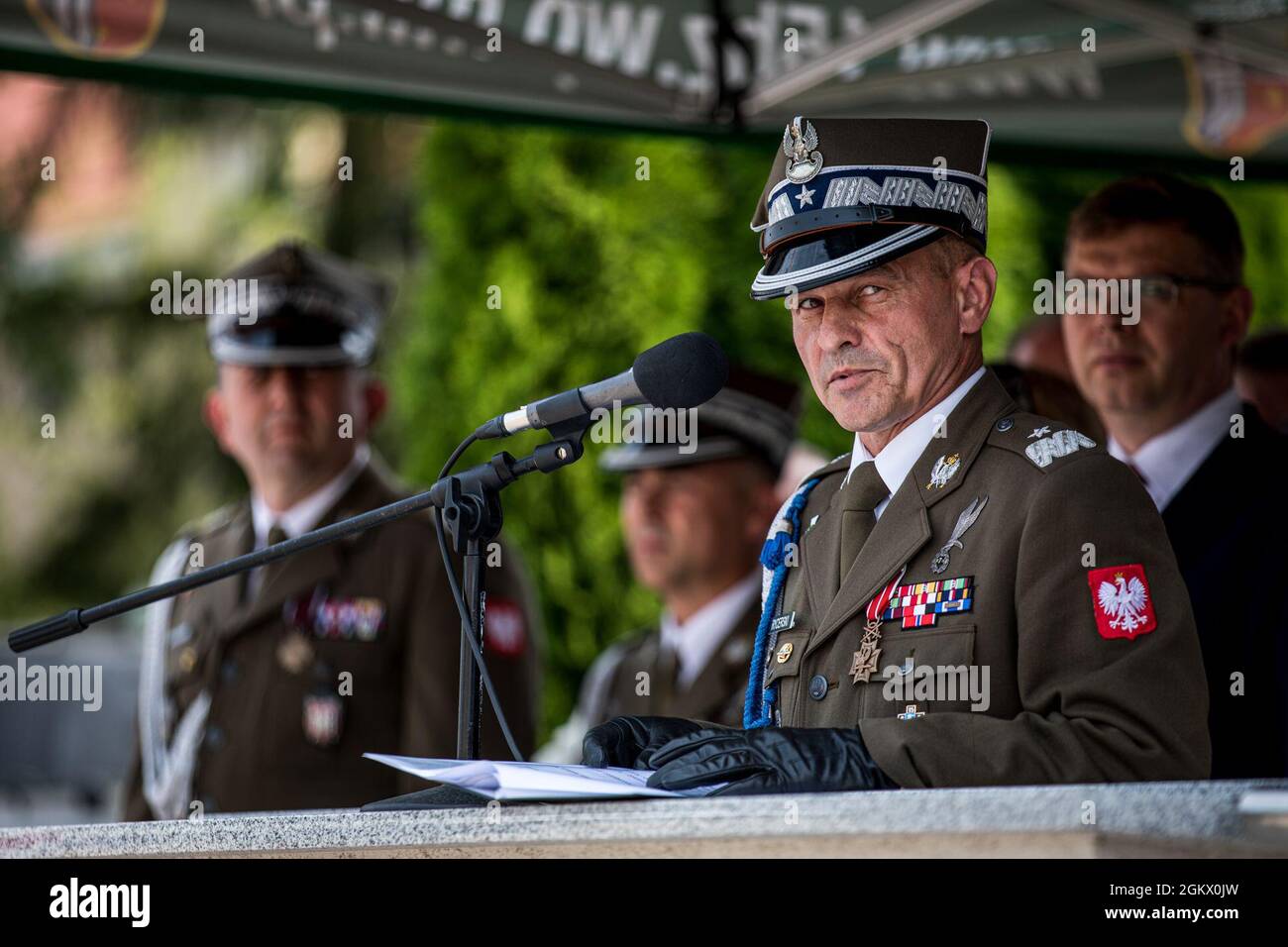 Brig. Des forces terrestres polonaises Le général Bogdan Rycerski, 15e commandant de brigade mécanisé, s’adresse aux soldats lors du 27e anniversaire de l’unité à Gizycko, en Pologne, le 15 juillet 2021. En tant que l’une des unités sœurs du groupement tactique polonais au sein de la division multinationale nord-est, la 15e Brigade mécanisée permet la défense et la sécurité collectives. Banque D'Images
