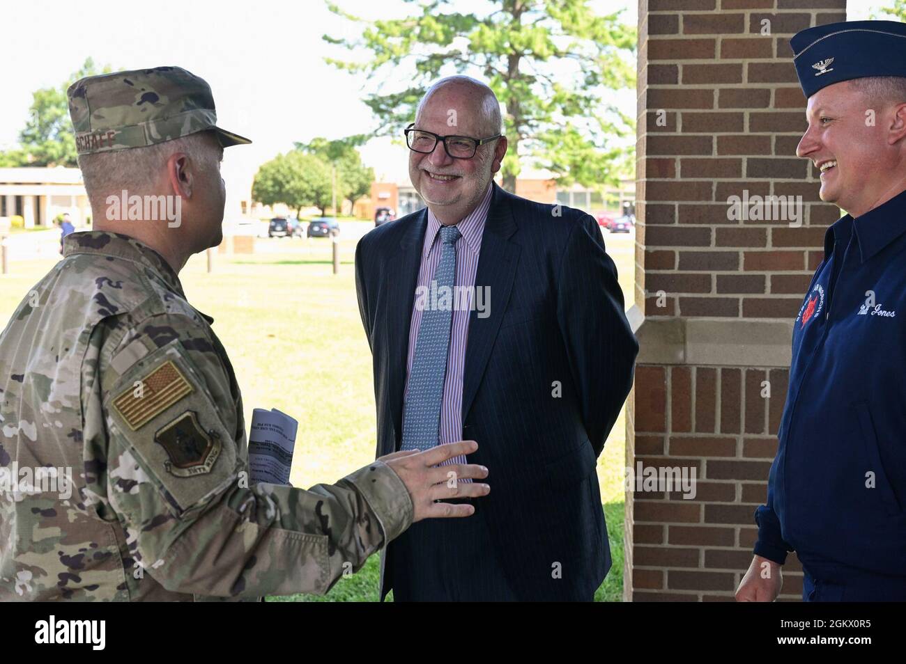 Le secrétaire intérimaire de la Force aérienne, John P. Roth, parle avec le commandant de l'installation, le colonel Tyler Schaff, et le colonel Matthew Jones, commandant de la 89e Escadre du transport aérien, lors d'une visite de la base interarmées Andrews, Maryland, le 14 juillet 2021. Roth a rencontré le personnel de toute l'installation, y compris la clinique médicale Malcolm Grow, la 89e Escadre du transport aérien et les forces de sécurité de la base. Banque D'Images