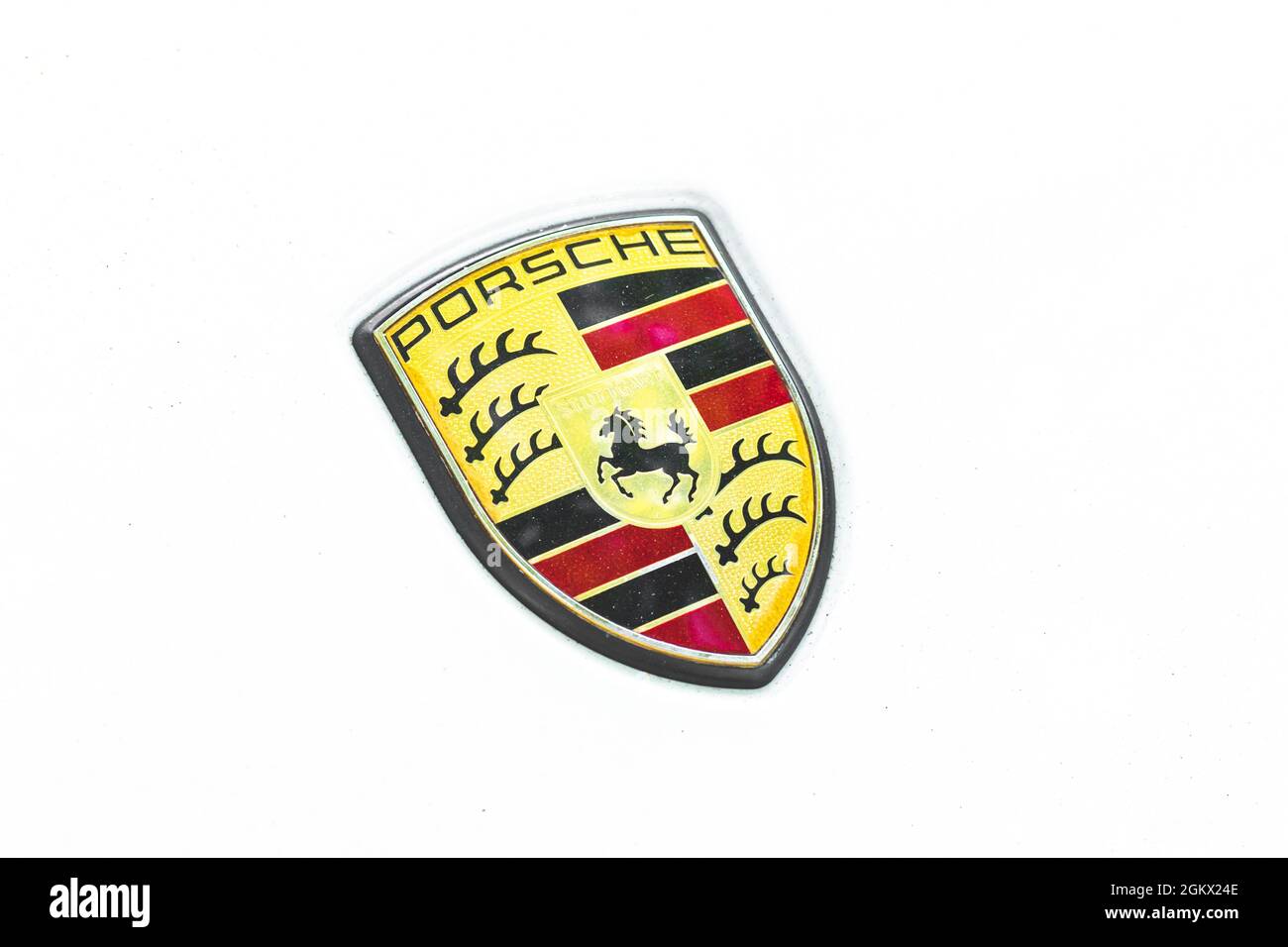 Kharkov, Ukraine - 13 septembre 2021 : gros plan du logo de la marque Porsche, emblème, symbole Banque D'Images