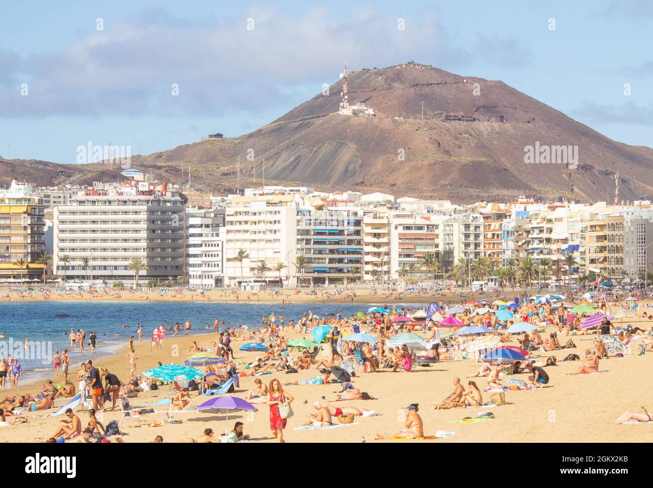 Gran Canaria, Îles Canaries, Espagne. 15 septembre 2021. Les touristes,  dont beaucoup sont originaires du Royaume-Uni, se prélassent sous un soleil  magnifique sur la plage de Las Palmas sur la Gran Canaria