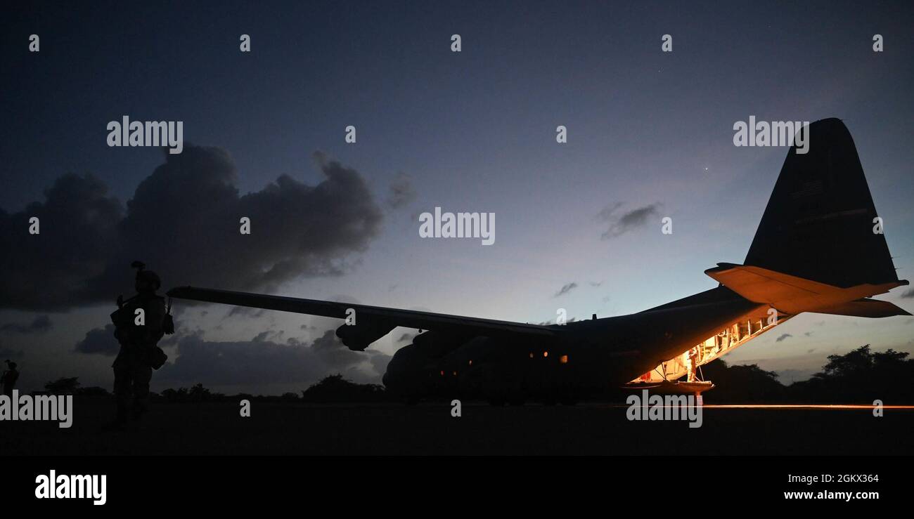 Les membres du 75e Escadron de transport aérien expéditionnaire transfèrent des cargaisons à bord d'un C-130J Super Hercules du Camp Lemonnier, à Djibouti, à une station pilote en Afrique de l'est, le 14 juillet 2021. Le 75e SAE soutient la Force opérationnelle conjointe de la Corne de l'Afrique (CJTF-HOA) avec des évacuations médicales, des secours en cas de catastrophe, des opérations humanitaires et des opérations de chute d'air. Banque D'Images