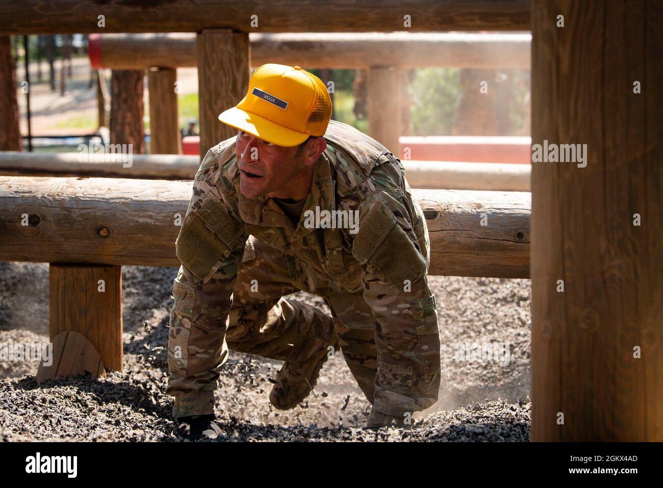 US AIR FORCE ACADEMY, Colorado -- Brig. Le général Paul Moga, commandant  des cadets de l'US Air Force Academy, prend le cours d'obstacles à Jacks  Valley pendant une semaine de formation sur