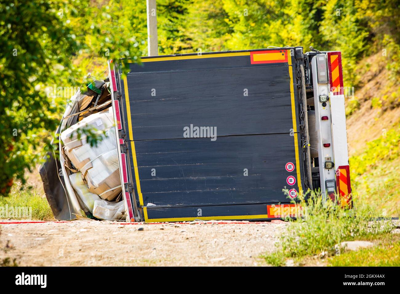 Un gros camion a été retourné en cas d'accident de la route le jour même Banque D'Images