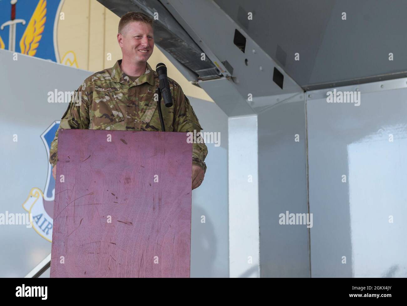 Jason A. Purdy, commandant du 23d Groupe de maintenance, fait des remarques au cours de la 23d cérémonie de passation de commandement du MXG à la base aérienne Moody, en Géorgie, le 15 juillet 2021. Dans son nouveau rôle, Purdy dirigera sept escadrons dans le cadre du 23d MXG. Banque D'Images