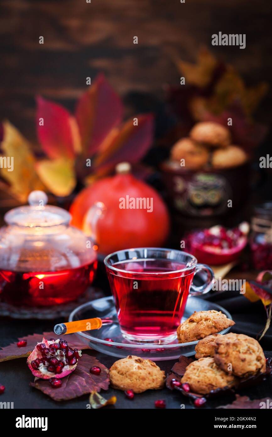 Verre de thé rouge chaud et frais maison délicieux cookies aux pommes sur fond rustique d'automne Banque D'Images