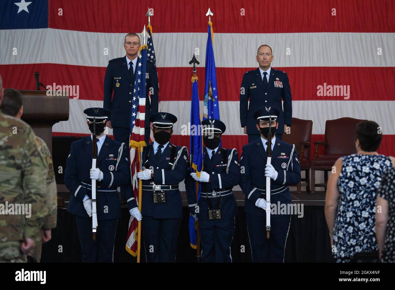 Le colonel Curt Hafer, président à la retraite de la U.S. Air Force, et le colonel Steve Harvey, ancien commandant du 23d Groupe de maintenance, sont à l'attention lors de la présentation des couleurs à la Moody Air Force base (Géorgie), le 15 juillet 2021. Harvey a consacré 38 ans et huit mois à la U.S. Air Force. Banque D'Images