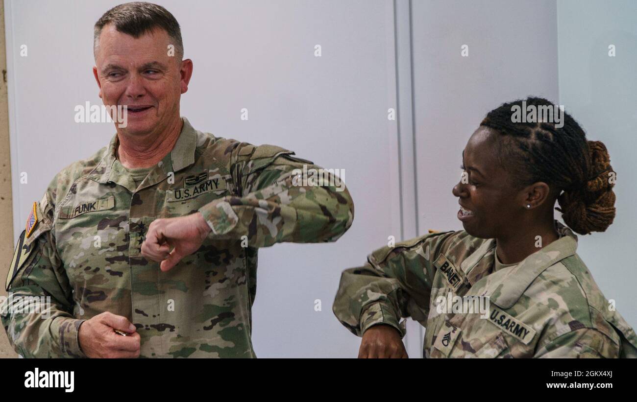 Sergent d'état-major Steven Delafuente et Quanesha Barnett, recruteur de la US Army Waco Recruiting Company, reçoivent des pièces de monnaie au nom du US Army’s Training and doctrine Command (TRADOC) à fort Hood (Texas) le 15 juillet 2021. Le général Paul E. Funk II, commandant de TRADOC, a établi la reconnaissance comme un moyen de récompenser les contributions extraordinaires des individus qui sont fiers d'être un recruteur, quelqu'un qui amène des soldats dans les rangs de l'Active Duty, de la Garde nationale, et des composantes de la Réserve. Banque D'Images