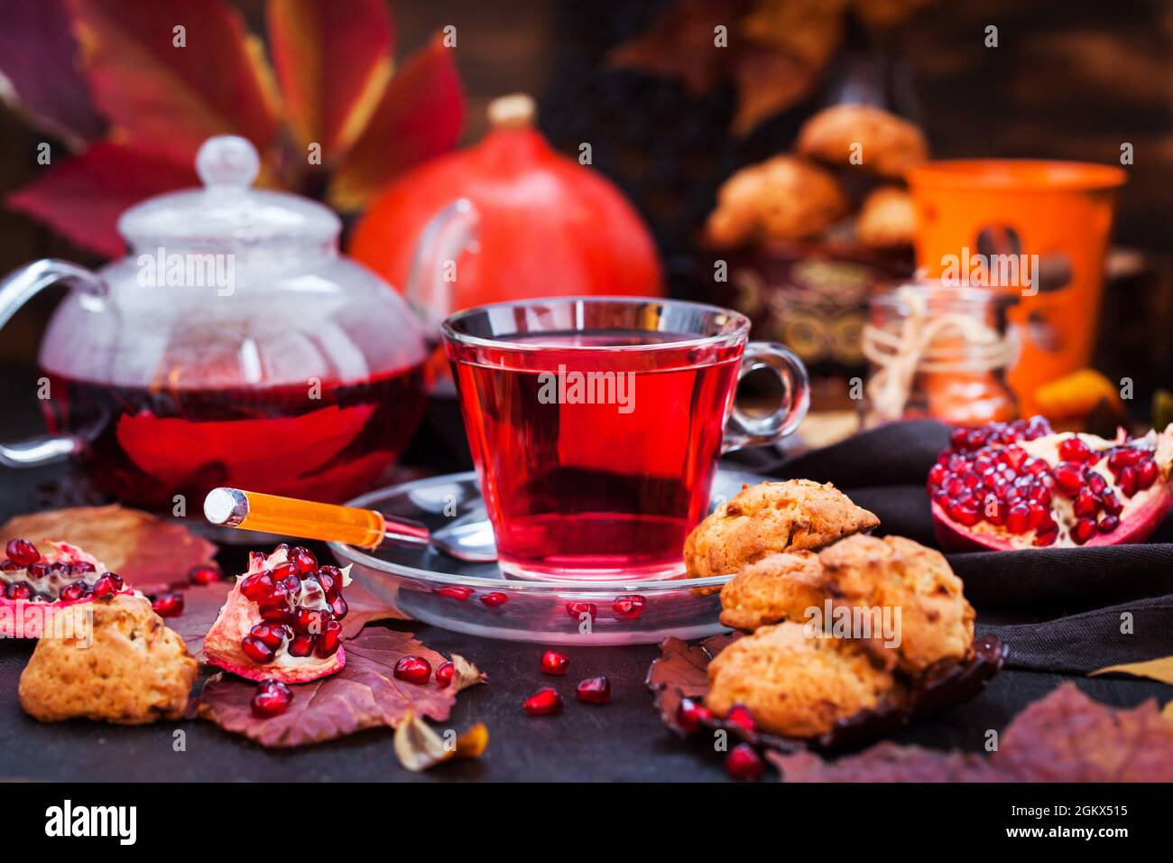 Verre de thé rouge chaud et frais maison délicieux cookies aux pommes sur fond rustique d'automne Banque D'Images