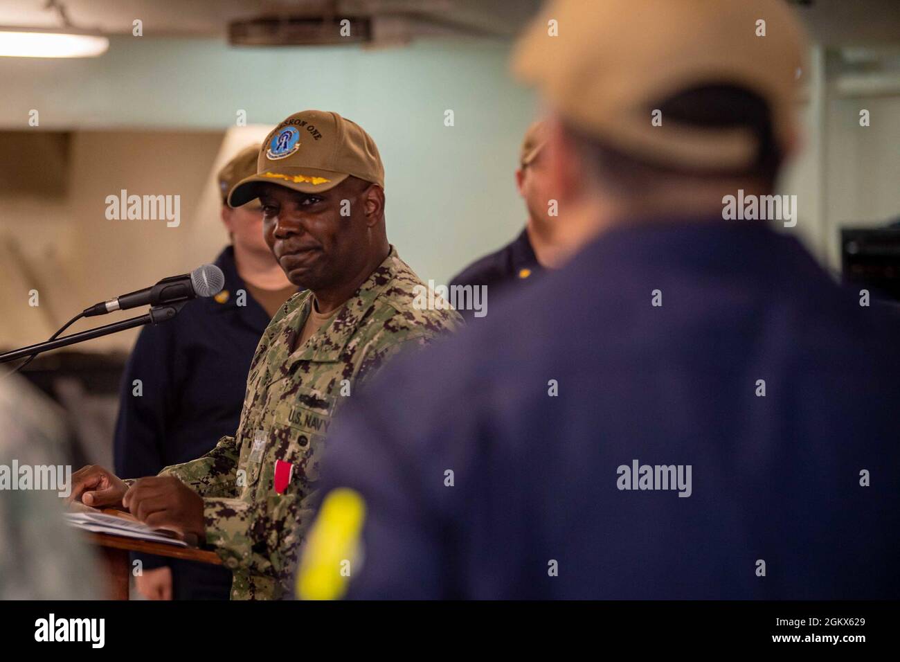 210715-N-LP924-1076 OCÉAN PACIFIQUE (le 15 juillet 2021) le capitaine Jay Clark prononce un discours à titre de commandant sortant du Destroyer Squadron (COMDESRON) 1 lors d'une cérémonie de changement de commandement à bord du porte-avions de la classe Nimitz USS Carl Vinson (CVN 70), le 15 juillet 2021. COMDESRON 1 est en cours d'exécution des opérations de routine dans la 3e flotte américaine. Banque D'Images