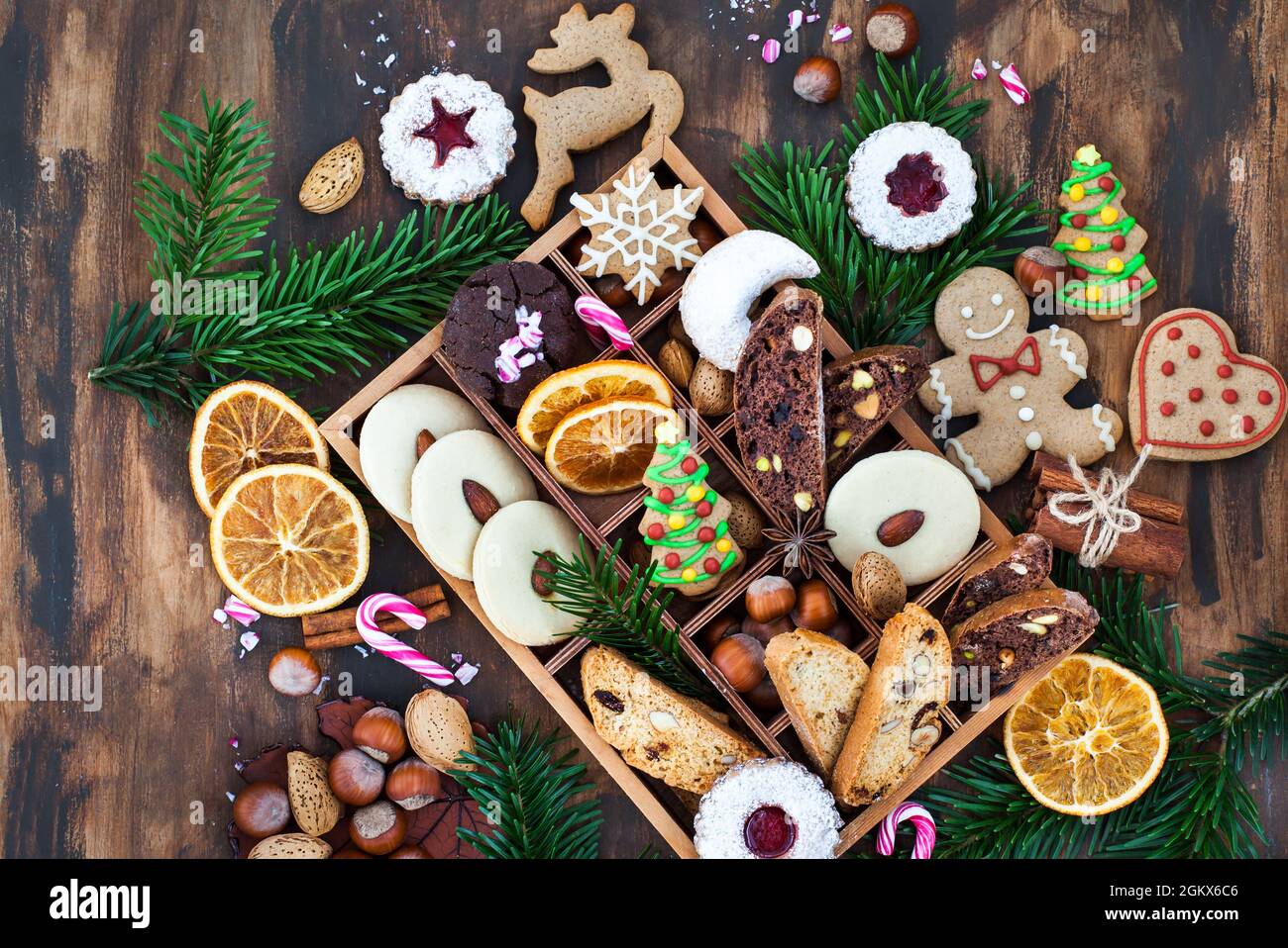 Biscuits de Noël doux dans une boîte en bois sur une table rustique Banque D'Images