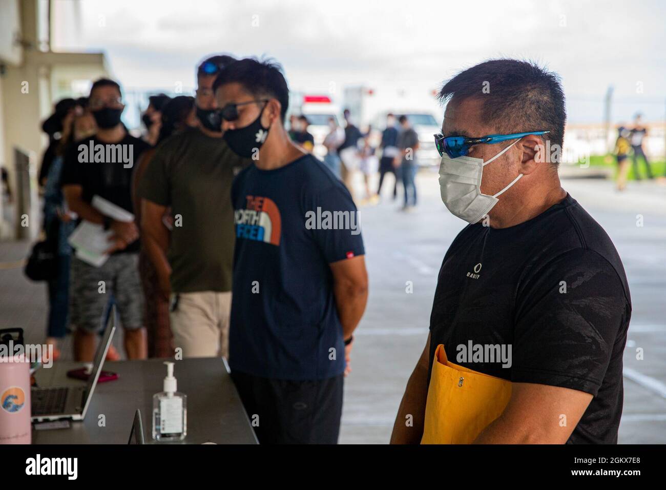 Les maîtres-entrepreneurs du travail à bord des installations du Marine corps Pacific reçoivent leur deuxième dose du vaccin COVID-19 à l'hôpital naval américain d'Okinawa, à Camp Foster, Okinawa, au Japon, le 16 juillet 2021. La vaccination des employés du pays hôte contribuera à prévenir la propagation de la COVID-19 au Japon et protégera la résilience de l'alliance. Banque D'Images