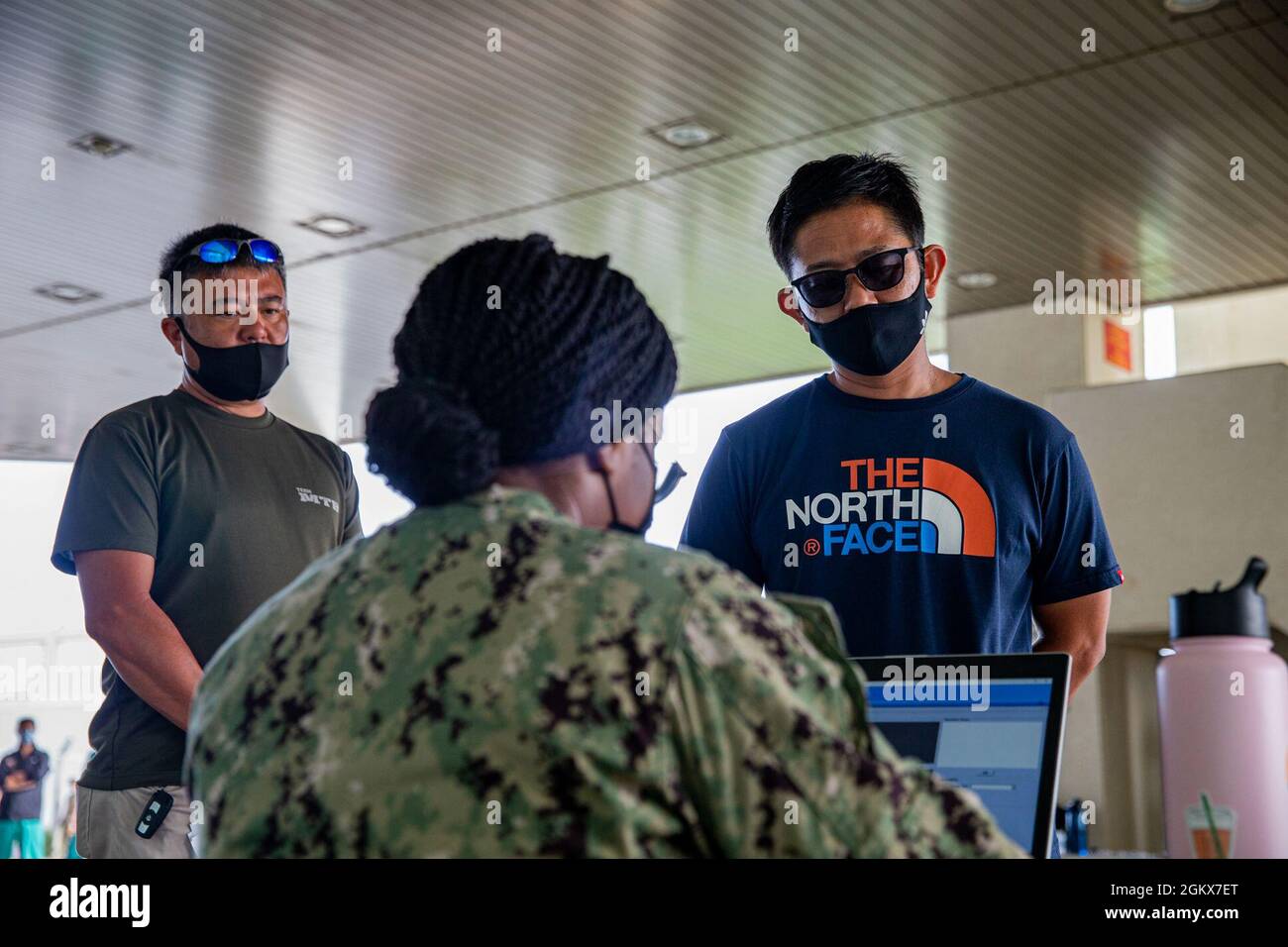 Les maîtres-entrepreneurs du travail à bord des installations du Marine corps Pacific reçoivent leur deuxième dose du vaccin COVID-19 à l'hôpital naval américain d'Okinawa, à Camp Foster, Okinawa, au Japon, le 16 juillet 2021. La vaccination des employés du pays hôte contribuera à prévenir la propagation de la COVID-19 au Japon et protégera la résilience de l'alliance. Banque D'Images