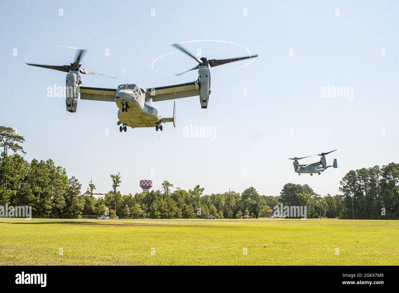 Marines des États-Unis avec Beach and terminal Operations Company, 2e Bataillon de soutien à l'atterrissage, 2e Marine Logistics Group, attendez qu'un MV-22 Osprey atterrit lors d'un exercice de compagnie le 16 juillet 2021 sur Camp Lejeune, Caroline du Nord. L'unité a utilisé MV-22 Ospeys pour un insert d'air afin de démontrer sa capacité à établir une zone d'atterrissage et à fournir un soutien au service de combat pour les opérations amphibies expéditionnaires. Banque D'Images