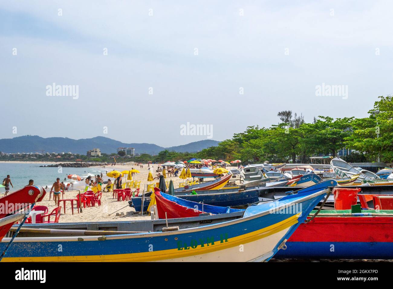 Modèle de bateaux dans le sable à Itaipu Beach, Rio de Janeiro, Brésil. Le célèbre endroit est une attraction touristique majeure. Banque D'Images