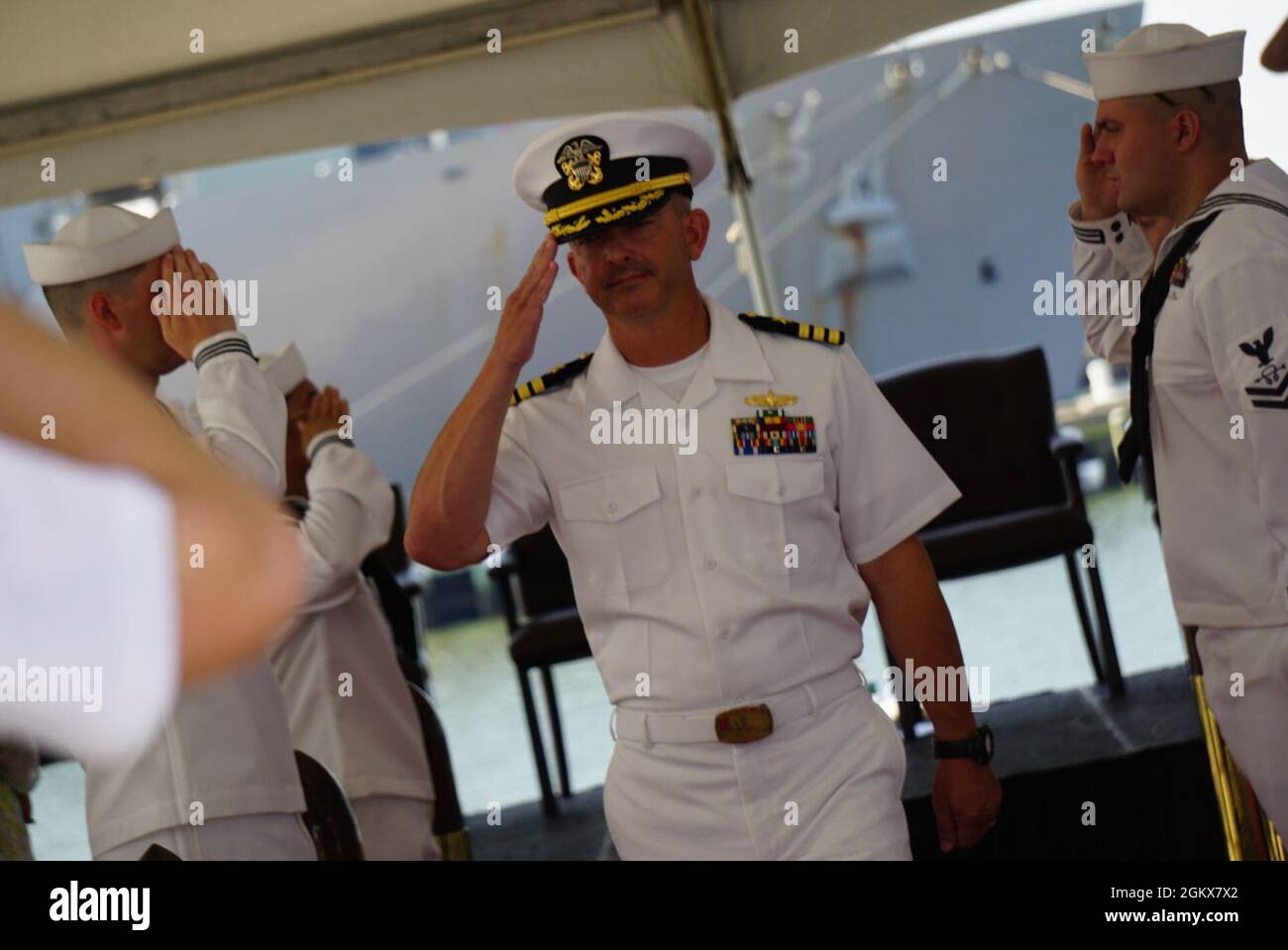 Le CDR James prend le commandement de l'USS RAMAGE (DDG 61) du CDR Isaac Harris à la suite d'une cérémonie au bord du pierside. Banque D'Images