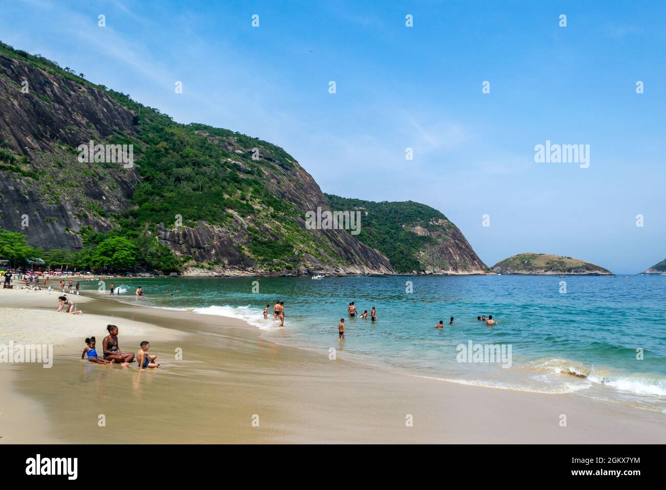 Touristes de tous âges appréciant le beau paysage à Itaipu Beach, Rio de Janeiro, Brésil. Le célèbre endroit est une attraction touristique majeure. Banque D'Images