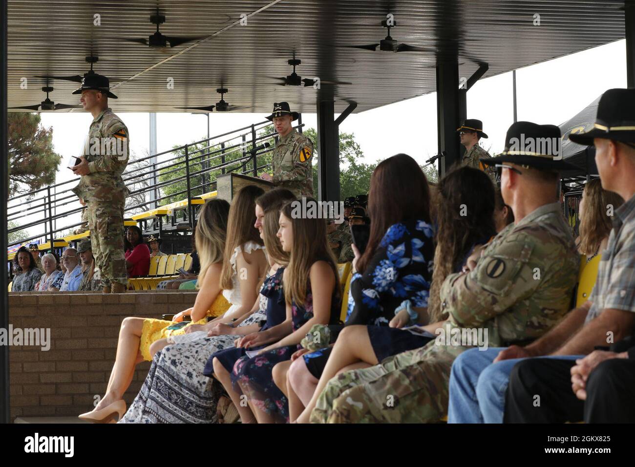 Bang. Le général Brett Sylvia a prononcé ses dernières remarques en tant que commandant général adjoint de la 1re division de Cavalry lors de sa cérémonie d'adieu sur Cooper Field, fort Hood, TX, le 16 juillet 2021. Banque D'Images