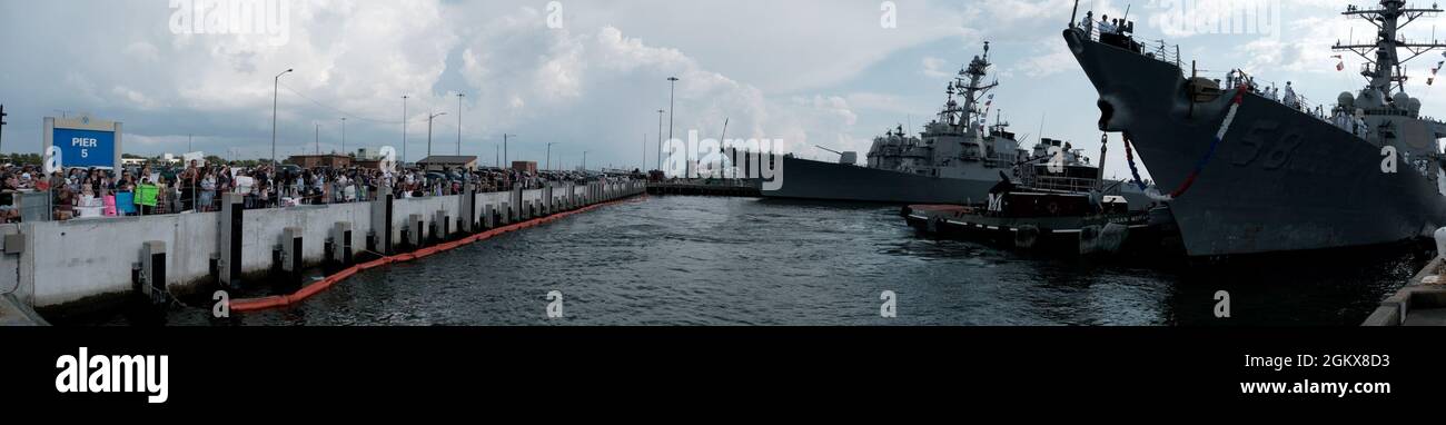 NORFOLK, Virginie (16 juillet 2021) – les familles attendent le retour du destroyer de missile guidé de la classe Arleigh Burke USS Laboon (DDG 58) alors que le navire se prépare à se rendre à la station navale de Norfolk. Laboon, un navire du Dwight D. Eisenhower Carrier Strike Group (IKE CSG), est retourné à son homeport à la base navale de Norfolk le 16 juillet après un déploiement de six mois dans les zones d'exploitation de la 5e et de la 6e flotte américaine. Banque D'Images