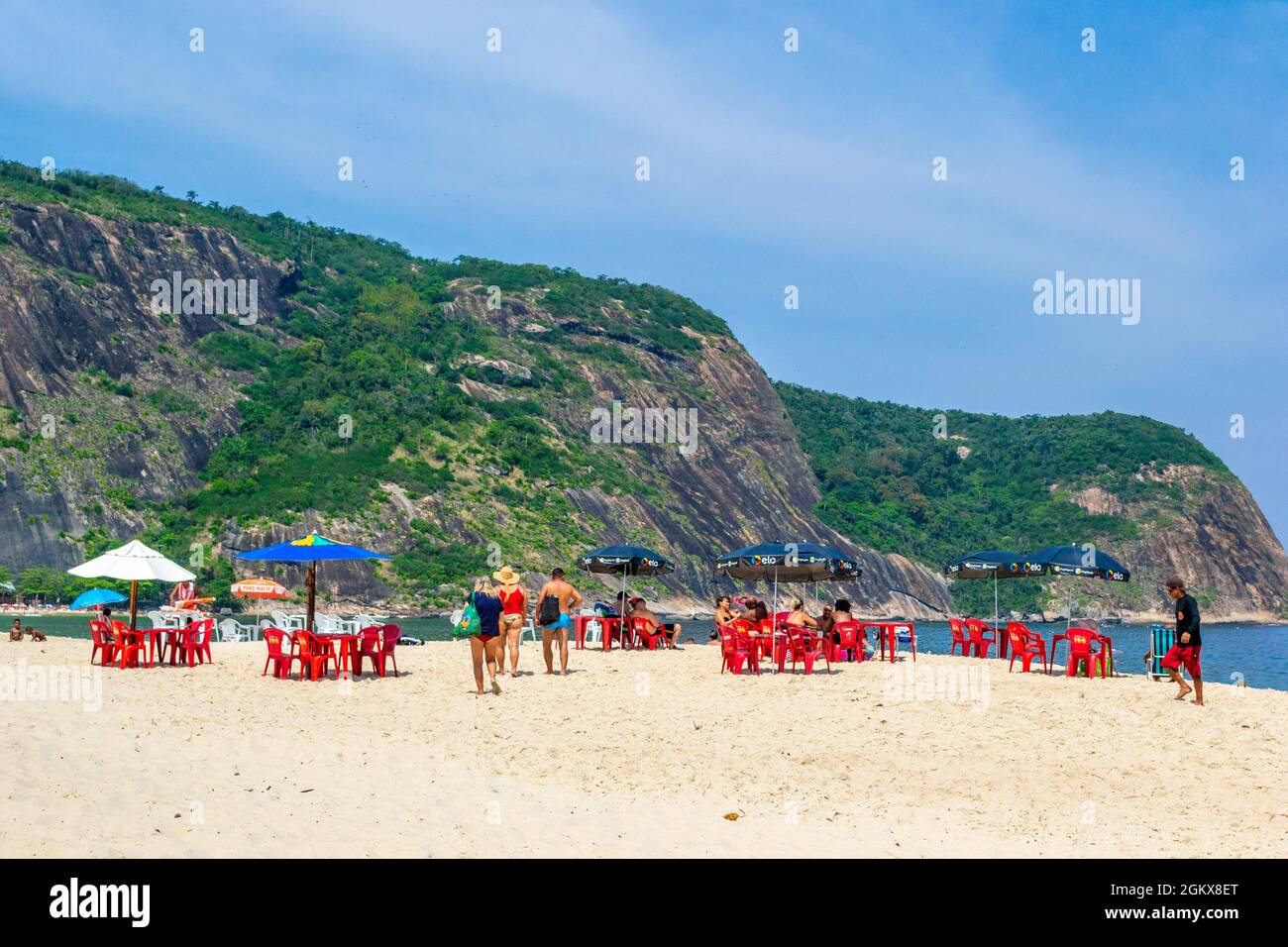 Tables, chaises et parasols colorés à Itaipu Beach, Rio de Janeiro, Brésil. Le célèbre endroit est une attraction touristique majeure. Banque D'Images