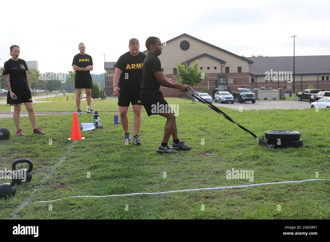 Un soldat de la Réserve de l'armée américaine affecté au Commandement des affaires civiles et des opérations psychologiques de l'armée américaine (Airborne) termine la portion de sprint de 25 mètres de l'épreuve de sprint, de drag, de carry de 250 mètres dans l'épreuve de condition physique de combat de l'armée (ACFT) 3.0, le 16 juillet 2021, à fort Bragg, en Caroline du Nord Les soldats du quartier général de l'USACAPOC(A) ont effectué un diagnostic de l'ACFT afin d'évaluer la condition physique et de se préparer à l'avenir de l'ACFT. Banque D'Images