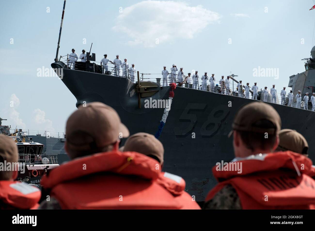 NORFOLK, Virginie (16 juillet 2021) – les marins branchent les rails alors que le destroyer de missile guidé de la classe Arleigh Burke USS Laboon (DDG 58) se prépare à s'introduire dans la base navale de Norfolk. Laboon, un navire du Dwight D. Eisenhower Carrier Strike Group (IKE CSG), est retourné à son homeport à la base navale de Norfolk le 16 juillet après un déploiement de six mois dans les zones d'exploitation de la 5e et de la 6e flotte américaine. Banque D'Images