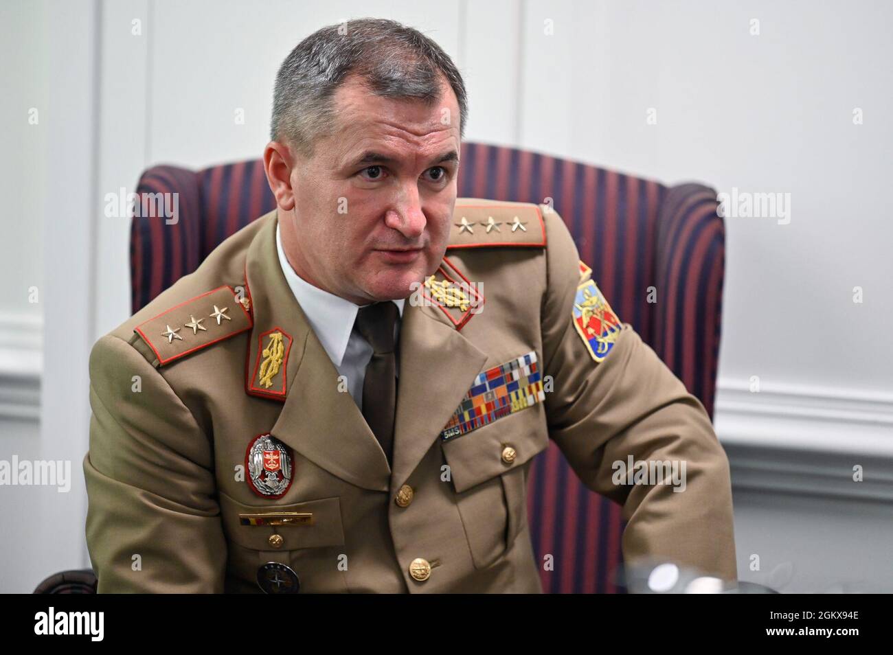 Le lieutenant général Daniel Petrescu, chef de la défense roumain,  s'entretient avec le vice-chef d'état-major de la Force aérienne, le général  David W. Allvin, lors d'une réunion au Pentagone, à Arlington, en