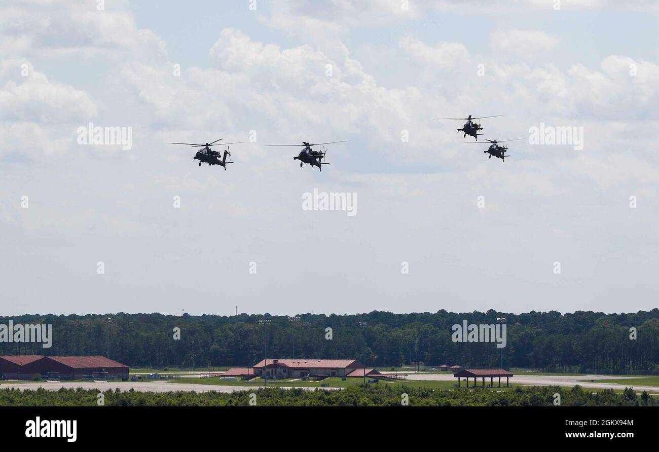 Un groupe de quatre hélicoptères Apache AH-64E arrive à l'aérodrome de l'armée Hunter, en Géorgie, le 16 juillet, après un voyage de quatre jours depuis l'usine de fabrication Boeing de Mesa, en Arizona. Le 3e Escadron, 17e Régiment de cavalerie, 3e Brigade de l'aviation de combat, 3e Division d'infanterie, a remplacé les anciens modèles Delta par les hélicoptères Echo. La modernisation de l'équipement est un élément clé pour accroître l'état de préparation et la létalité de l'unité. Banque D'Images